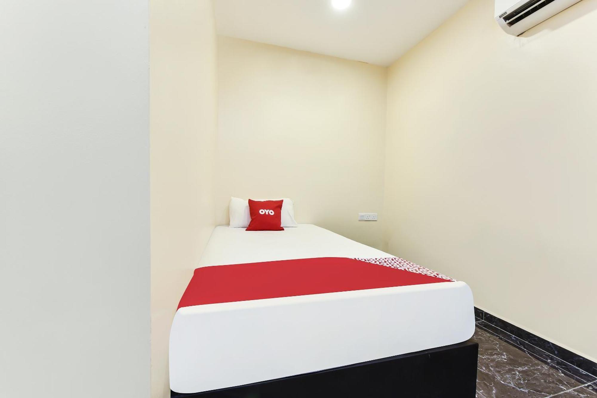 Oyo 90445 Th Hotel Bahau Buitenkant foto