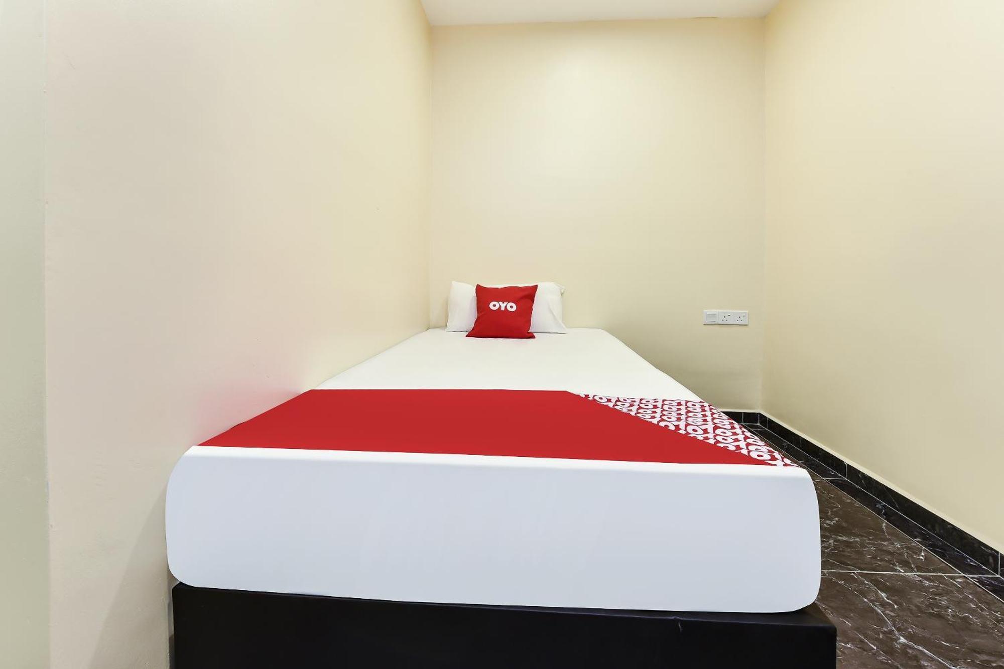 Oyo 90445 Th Hotel Bahau Buitenkant foto
