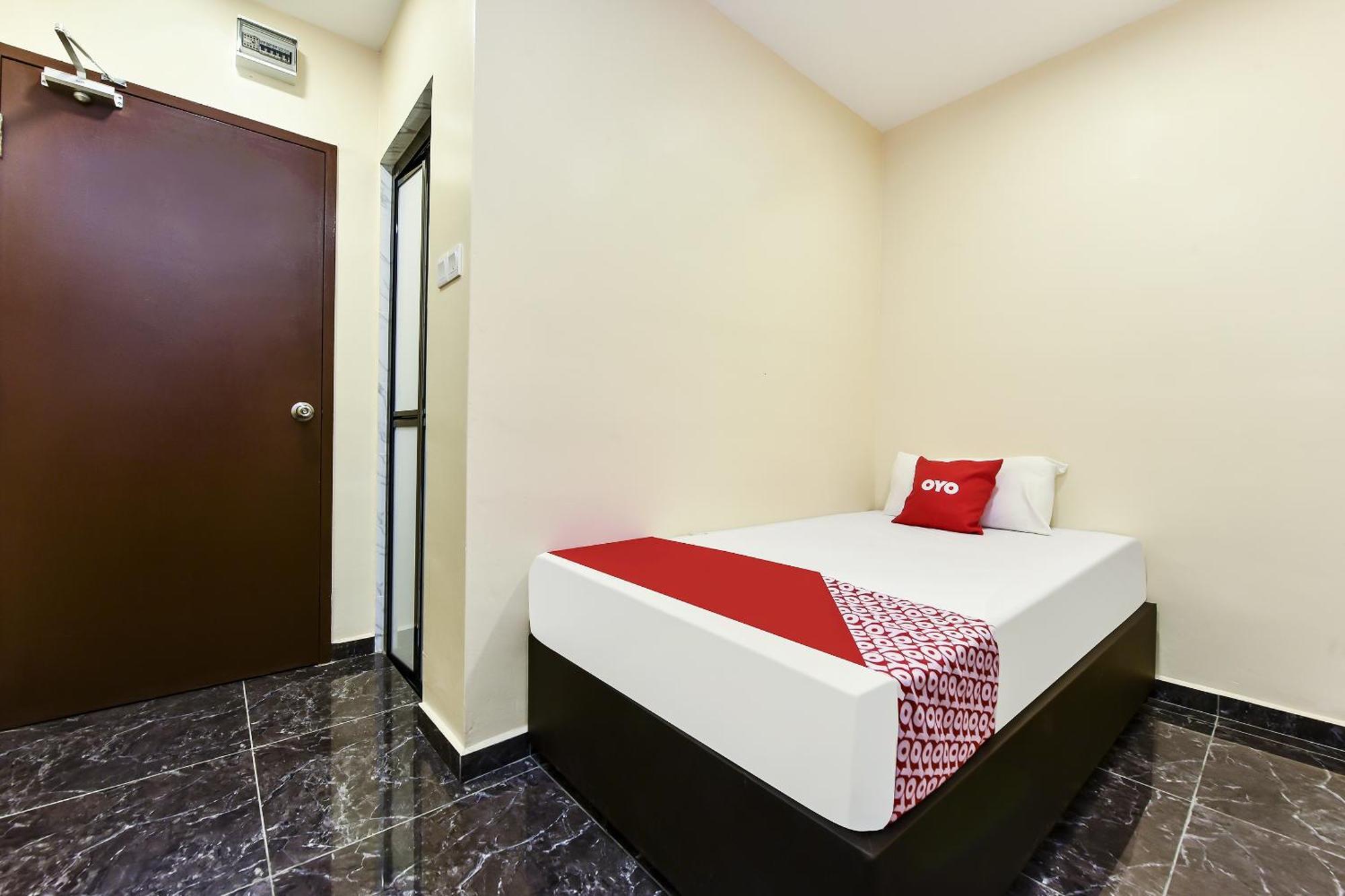 Oyo 90445 Th Hotel Bahau Buitenkant foto