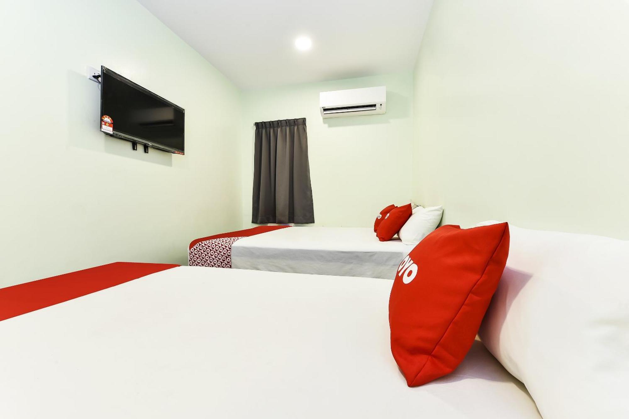 Oyo 90445 Th Hotel Bahau Buitenkant foto