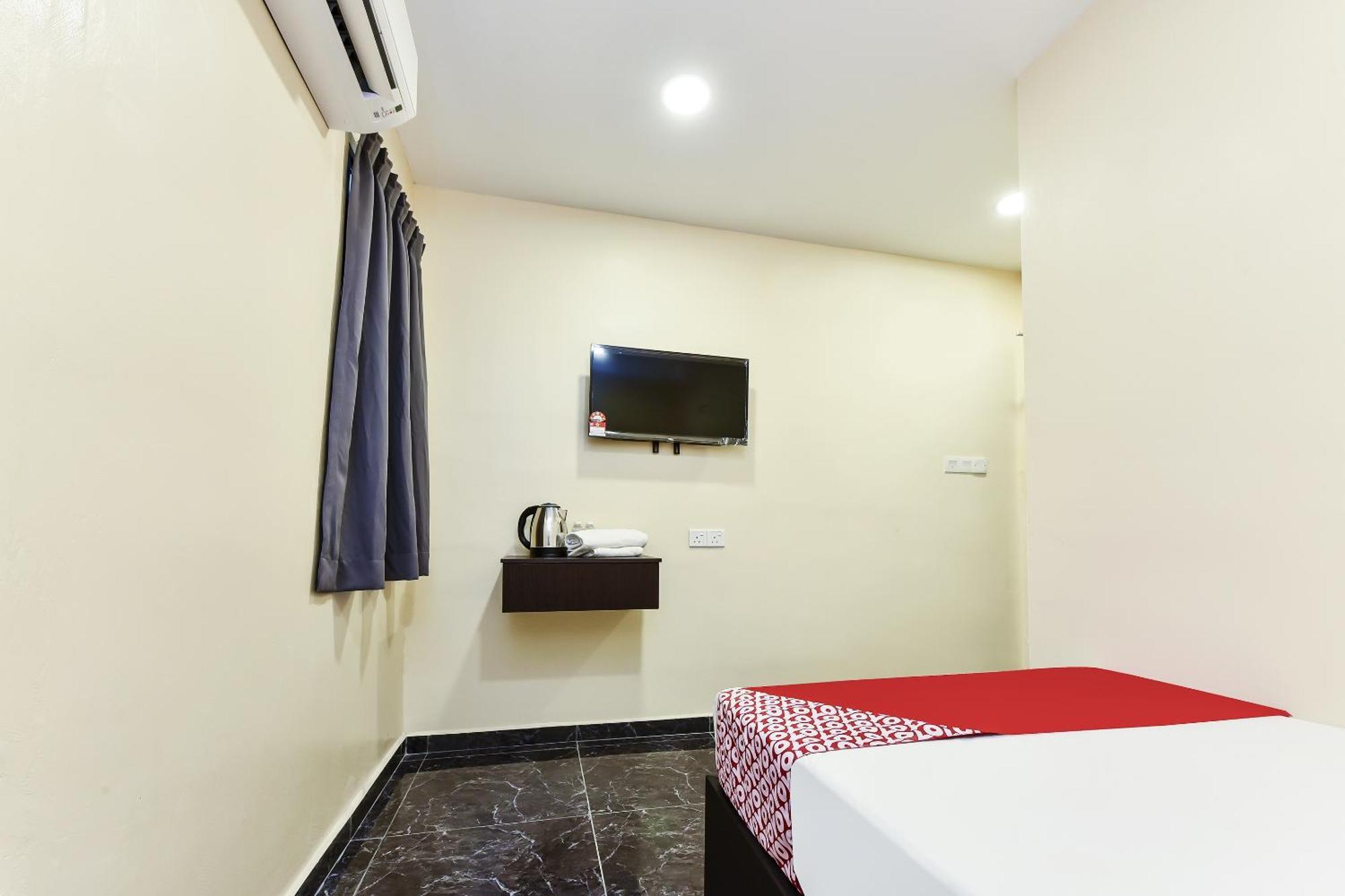 Oyo 90445 Th Hotel Bahau Buitenkant foto