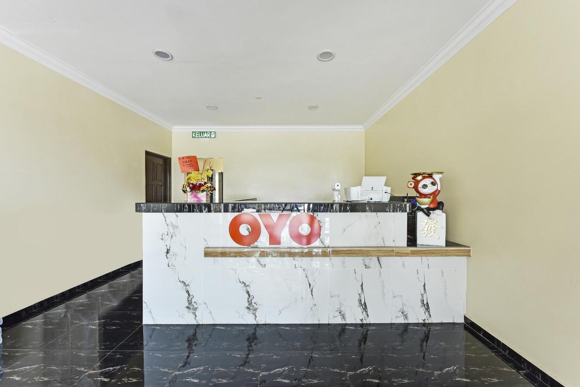 Oyo 90445 Th Hotel Bahau Buitenkant foto