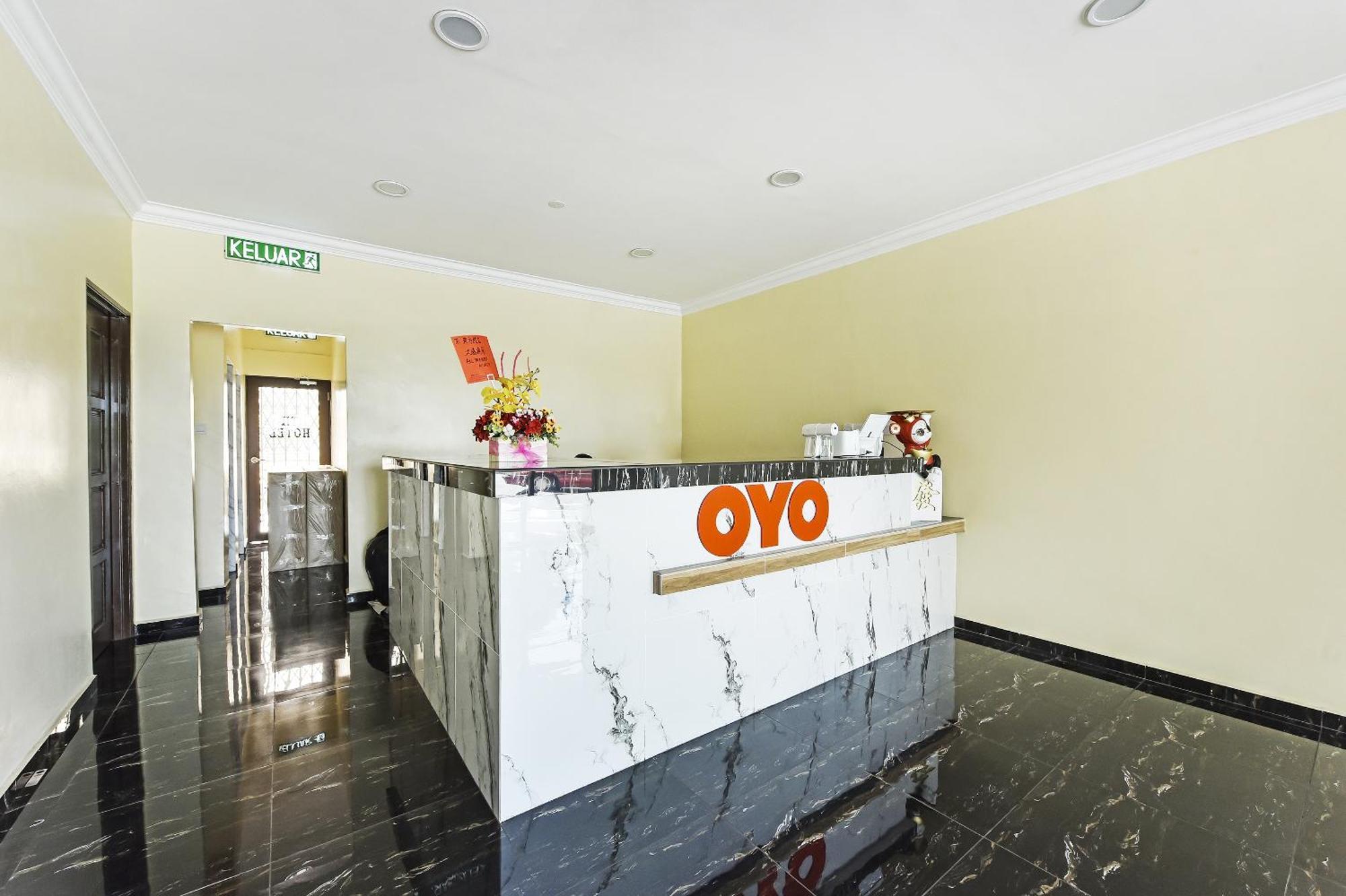 Oyo 90445 Th Hotel Bahau Buitenkant foto