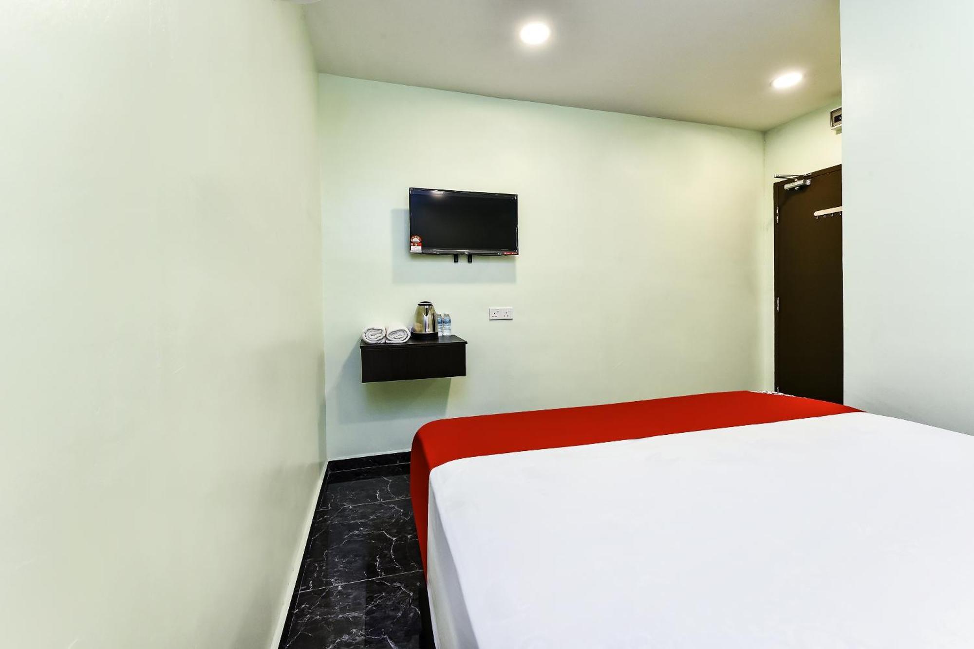 Oyo 90445 Th Hotel Bahau Buitenkant foto
